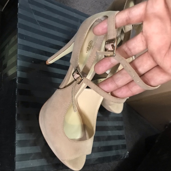 Pump with peep toe - Picture 3 of 7